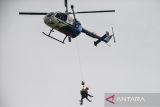 Tim SAR membawa korban bencana alam menuju helikopter saat mengikuti simulasi tanggap bencana di Jalan Diponegoro, Bandung, Jawa Barat, Rabu (5/11/2025). Pemprov Jawa Barat bersama Polda Jabar dan BPBD menggelar simulasi tanggap bencana yang ditujukan untuk melatih kemampuan petugas penyelamat dalam menghadapi potensi bencana di wilayah Jawa Barat. ANTARA FOTO/Raisan Al Farisi/agr