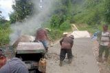 Gotong Royong di Puncak Labuang: Peladang dan PT Semen Padang ubah jalan tanah jadi beton
