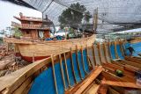 Pekerja membuat kapal nelayan tradisional di Brondong, Lamongan , Jawa Timur, Rabu (5/11/2025). Pembuatan kapal nelayan berkapasitas 30 - 40 ton yang dikerjakan secara tradisional itu menghabiskan waktu sekitar lima bulan hingga enam bulan tergantung ketersediaan bahan baku dengan biaya mencapai Rp1,5 miliar hingga Rp2 miliar per kapal. ANTARA Jatim/Muhammad Mada/mas.