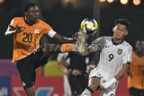 Pesepak bola Timnas Indonesia U-17 Mierza Firjatullah (kanan) berebut bola dengan pesepak bola Timnas Zambia U-17 Jonathan Kalimina (kiri) pada laga Grup H Piala Dunia U-17 di Lapangan 7 Aspire Zone, Doha, Qatar, Selasa (4/11/2025). ANTARA FOTO/Bayu Pratama S/fzn/bar