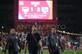 Pelatih Timnas Indonesia U-17 Nova Arianto (tengah) berjalan usai anak asuhnya dikalahkan Timnas Zambia U-17 pada laga Grup H Piala Dunia U-17 di Lapangan 7 Aspire Zone, Doha, Qatar, Selasa (4/11/2025) waktu setempat. Timnas Indonesia U-17 kalah dengan skor 1-3. ANTARA FOTO/Bayu Pratama S/fzn/bar