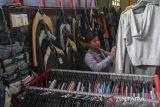 Calon pembeli memilih pakaian bekas yang dijual di salah satu toko di Kota Serang, Banten, Kamis (6/11/2025). Kementerian Usaha Mikro, Kecil, dan Menengah (UMKM) menyiapkan skema kemitraan antara pedagang thrifting dan pelaku UMKM yang sudah mapan sebagai strategi transisi usaha menyusul pelarangan impor baju bekas ilegal guna memastikan bahwa kebijakan pemerintah tidak mematikan mata pencaharian masyarakat, melainkan membuka peluang baru yang lebih produktif dan berkelanjutan. ANTARA FOTO/Angga Budhiyanto/gp