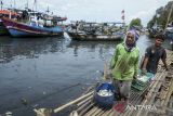 Nelayan membawa ikan hasil tangkapan di Tempat Pelelangan Ikan Cituis, Kabupaten Tangerang, Banten, Kamis (6/11/2025). Kementerian Kelautan dan Perikanan (KKP) memastikan volume penangkapan ikan nasional sepanjang tahun 2025 tidak akan melebihi tujuh juta ton seiring dengan kebijakan pengendalian aktivitas penangkapan yang lebih ketat guna mencegah eksploitasi berlebih yang dapat mengancam populasi ikan di sejumlah perairan padat tangkap. ANTARA FOTO/Putra M. Akbar/gp