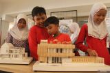 Sejumlah anak melihat maketr arsitektur yang ditampilkan dalam Festival Mbois X di Malang Creative Center, Jawa Timur, Kamis (6/11/2025). Festival tersebut menampilkan beragam produk dari sektor ekonomi kreatif, termasuk potensi ekonomi di bidang seni dan budaya dan berlangsung hingga Minggu (9/11) sebagai upaya meningkatkan daya saing pelaku Usaha Mikro Kecil Menengah (UKM) serta menguatkan potensi seni dan budaya guna menguatkan ekosistem ekonomi kreatif. ANTARA Jatim/Ari Bowo Sucipto/mas.