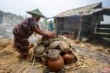 Perajin memproduksi gerabah tanah liat di Laren, Lamongan , Jawa Timur, Rabu (5/11/2025). Produksi gerabah yang dijual seharga Rp4 ribu - Rp30 ribu itu saat ini mengalami penurunan sekitar lima puluh persen dibandingkan hari biasanya, dari sebanyak 30 gerabah per hari menjadi 15 gerabah per hari karena kendala cuaca yang tidak menentu. Antara Jatim/Muhammad Mada/um