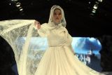 Model memperagakan busana bertema modest wear atau pakaian sopan karya desainer Rasya Shakira dalam Malang Fashion Week 2025 bertajuk Vectra di Malang City Point, Jawa Timur, Kamis (6/11/2025). Gelaran fesyen yang berlangsung hingga Minggu (9/11) itu menampilkan ratusan karya dari sekitar 300 desainer asal Indonesia serta menghadirkan desainer tamu dari Myanmar dan Singapura sebagai upaya mendorong kreativitas perancang busana untuk meningkatkan daya saing dan memperkuat ekonomi kreatif. Antara Jatim/Ari Bowo Sucipto/um