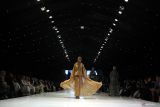 Model memperagakan busana bertema modest wear atau pakaian sopan karya desainer Silla Dawilah dalam Malang Fashion Week 2025 bertajuk Vectra di Malang City Point, Jawa Timur, Kamis (6/11/2025). Gelaran fesyen yang berlangsung hingga Minggu (9/11) itu menampilkan ratusan karya dari sekitar 300 desainer asal Indonesia serta menghadirkan desainer tamu dari Myanmar dan Singapura sebagai upaya mendorong kreativitas perancang busana untuk meningkatkan daya saing dan memperkuat ekonomi kreatif. Antara Jatim/Ari Bowo Sucipto/um