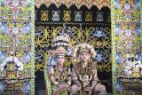 Calon pengantin pria Desmon Alluy Ishak (kanan) dan calon pengantin wanita Saristia (kiri) saat mengikuti prosesi Alaq Leto di Desa Budaya Pampang, Tanah Merah, Samarinda, Kalimantan Timur, Jumat (7/11/2025). Alaq Leto merupakan prosesi pernikahan Adat Dayak Kenyah yang dilakukan sehari sebelum upacara pemberkatan pernikahan untuk terus melestarikan  adat istiadat dan agama suku dayak yang diwariskan nenek moyang mereka serta menjadi keanekaragaman budaya di Kalimantan Timur. Antara Kaltim/M Risyal Hidayat