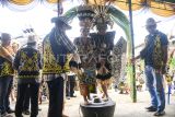Calon pengantin pria Desmon Alluy Ishak (kedua kanan) dan calon pengantin wanita Saristia (ketiga kanan) saat mengikuti prosesi Alaq Leto di Desa Budaya Pampang, Tanah Merah, Samarinda, Kalimantan Timur, Jumat (7/11/2025). Alaq Leto merupakan prosesi pernikahan Adat Dayak Kenyah yang dilakukan sehari sebelum upacara pemberkatan pernikahan untuk terus melestarikan  adat istiadat dan agama suku dayak yang diwariskan nenek moyang mereka serta menjadi keanekaragaman budaya di Kalimantan Timur. Antara Kaltim/M Risyal Hidayat