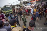 Pengunjuk rasa yang tergabung dalam Aliansi Warga Eretan Wetan Bersatu berupaya menutup akses jalur Pantura saat berunjuk rasa di desa Eretan Wetan, Kandanghaur, Indramayu, Jawa Barat, Jumat (7/11/2025). Aksi tersebut untuk menuntut pertanggungjawaban pemerintah untuk segera menangani masalah banjir rob yang selalu merendam desa mereka. ANTARA FOTO/Dedhez Anggara/agr