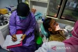 Warga menjalani pemeriksaan kesehatan gigi saat Festival Layanan Publik di Gedung Sate, Bandung, Jawa Barat, Jumat (7/11/2025). Pemerintah Provinsi Jawa Barat menggelar Festival Layanan Publik yang menghadirkan berbagai pelayanan unggulan di bidang pendidikan, kesehatan, sosial dan administrasi yang ditujukan untuk memudahkan masyarakat Jawa Barat dalam mendapatkan pelayanan secara gratis. ANTARA FOTO/Raisan Al Farisi/agr