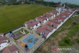 Foto udara suasana perumahan bantuan Kemensos di Kampung Nelayan Sejahtera di Eretan Kulon, Kandanghaur, Indramayu, Jawa Barat, Jumat (7/11/2025). Kementerian Sosial membangun 93 unit rumah tipe 36 untuk merelokasi warga korban banjir rob di Indramayu dan sudah dapat dimanfaatkan warga beserta Prasarana Sarana Utilitas Umum (PSU). ANTARA FOTO. ANTARA FOTO/Dedhez Anggara/agr