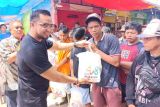 Perumda Pasar Makassar salurkan bantuan ke ratusan petugas kebersihan pasar