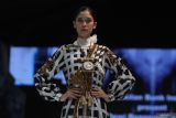 Model memperagakan busana bertema etnik rancangan desainer Samsuga X batik Rengganis X Sihouette Crochet pada Malang Fashion Week 2025 bertajuk Vectra di Malang City Point, Malang, Jawa Timur, Jumat (7/11/2025). Gelaran hari kedua peragaan busana tersebut menampilkan puluhan busana etnik karya 37 desainer dari kalangan SMK, mahasiswa, hingga desainer profesional sebagai upaya mendorong tumbuhnya industri fesyen serta meningkatkan kreativitas perajin batik, tenun maupun bordir agar lebih berdaya saing di pasar nasional maupun global. ANTARA Jatim/Ari Bowo Sucipto/mas.