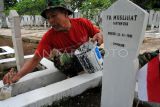 Anggota Persatuan Purnawirawan Angkatan Darat (PPAD) Kota Bogor mengecat pusara di Taman Makam Pahlawan Dreded, Kota Bogor, Jawa Barat, Rabu (5/11/2025). Aksi membersihkan dan mengecat pusara di Taman Makam Pahlawan Bogor tersebut diselenggarakan dalam rangka menyambut Hari Pahlawan sebagai bentuk penghormatan atas jasa para pahlawan yang telah berjuang demi kemerdekaan negara Republik Indonesia. ANTARA FOTO/Arif Firmansyah/nym. 