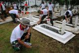 Sejumlag anggota Persatuan Purnawirawan Angkatan Darat (PPAD) Kota Bogor mengecat pusara di Taman Makam Pahlawan Dreded, Kota Bogor, Jawa Barat, Rabu (5/11/2025). Aksi membersihkan dan mengecat pusara di Taman Makam Pahlawan Bogor tersebut diselenggarakan dalam rangka menyambut Hari Pahlawan sebagai bentuk penghormatan atas jasa para pahlawan yang telah berjuang demi kemerdekaan negara Republik Indonesia. ANTARA FOTO/Arif Firmansyah/nym.