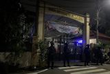 Petugas gabungan masih berjaga di SMAN 72 pada Jumat malam