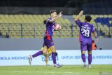 Pesepak bola Persik Kediri Jose Enrique Rodriguez (kiri) berselebrasi dengan rekannya usai mencetak gol ke gawang pesepak bola Persebaya Surabaya pada pertandingan BRI Super League di Stadion Gelora Joko Samudro, Gresik, Jawa Timur, Jumat (7/11/2025). Pertandingan berakhir imbang dengan skor akhir 1-1. Antara Jatim/Rizal Hanafi/um