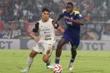 Pesepak bola Arema FC,Matheus Da Conceciao Nascimento (kanan) berusaha melepaskan diri dari hadangan  pesepak bola Persija Jakarta Van Basty Sousa E Silva (kiri) dalam pertandingan BRI Super League di Stadion Kanjuruhan, Malang, Jawa Timur, Sabtu (8/11/2025). Persija mengalahkan Arema FC dengan skor 2-1. Antara Jatim/Ari Bowo Sucipto/um