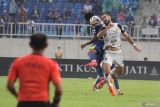 Pesepak bola Persija Jakarta Jordi Amat Maas (kanan) berebut bola di udara dengan pesepak bola Arema FC Johan Ahmad A Farisy (tengah) disaksikan asisten wasit Samsul Bahuri (kiri) dalam pertandingan BRI Super League di Stadion Kanjuruhan, Malang, Jawa Timur, Sabtu (8/11/2025). Persija mengalahkan Arema FC dengan skor 2-1. Antara Jatim/Ari Bowo Sucipto/um