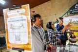 Pengunjung melakukan simulasi lempar jumroh pada wahana simulasi manasik haji di Masjid Raya Bandung, Bandung, Jawa Barat, Jumat (7/11/2025). Promotor Tebar Raya menggelar wahana simulasi manasik haji berbasis Virtual Reality yang menampilkan dokumentasi 360 derajat ibadah haji dan menjadi wahana pertama di Indonesia yang memungkinkan peserta melakukan manasik haji secara virtual dan bersama-sama. ANTARA FOTO/Raisan Al Farisi/agr