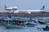 Sebuah pesawat udara dari Maskapai Penerbangan Batik Air mendarat di Bandara I Gusti Ngurah Rai yang terlihat dari Pantai Kelan di Kabupaten Badung, Bali, Rabu (5/11/2025). Badan Pusat Statistik Provinsi Bali mencatat jumlah penerbangan keberangkatan dari Bali secara kumulatif pada periode Januari-September 2025 yakni internasional sebanyak 29.246 unit penerbangan, dan domestik 24.220 unit penerbangan. ANTARA FOTO/Nyoman Hendra Wibowo/wsj.