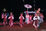 Seniman menampilkan tari kreasi berjudul Ajah Aji Guna saat pembukaan Sanur Village Festival 2025 di Taman Inspirasi Muntig Siokan, Sanur, Denpasar, Bali, Jumat (7/11/2025). Festival tahunan yang digelar ke-18 kalinya pada 7-9 November 2025 tersebut mengangkat tema Guna Dusun yang bermakna menginspirasi masyarakat untuk terus berkarya serta menjaga keseimbangan antara adat, budaya, dan pariwisata sekaligus menyajikan hiburan bagi wisatawan yang berkunjung di kawasan Sanur. ANTARA FOTO/Nyoman Hendra Wibowo/wsj.