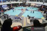 Pengunjung menyaksikan pesilat bertarung saat Banten Pencak Silat Competition 2025 di Mall Balekota, Kota Tangerang, Banten, Sabtu (8/11/2025). Kompetisi silat yang berlangsung hingga 9 November 2025 tersebut diikuti 2.108 peserta dari 12 provinsi sebagai upaya menjaring atlet-atlet muda dan melestarikan seni bela diri tradisional. ANTARA FOTO/Putra M. Akbar/gp