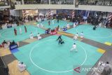 Sejumlah pesilat bertarung saat Banten Pencak Silat Competition 2025 di Mall Balekota, Kota Tangerang, Banten, Sabtu (8/11/2025). Kompetisi silat yang berlangsung hingga 9 November 2025 tersebut diikuti 2.108 peserta dari 12 provinsi sebagai upaya menjaring atlet-atlet muda dan melestarikan seni bela diri tradisional. ANTARA FOTO/Putra M. Akbar/gp
