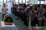Keluarga dan kerabat mendoakan mendiang mantan Ketua KPK Antasari Azhar usai prosesi shalat jenazah di Masjid As-Syarif, Serpong, Kota Tangerang Selatan, Banten, Sabtu (8/11/2025). Antasari Azhar meninggal dunia pada Sabtu (8/11) pukul 10.57 WIB akibat sakit dan akan dimakamkan di pemakaman San Diego Hills, Karawang. ANTARA FOTO/Putra M. Akbar/gp