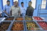 Kepala Badan Gizi Nasional Dadan Hindayana (kedua kiri) didampingi Pendiri Yayasan Bakti Asta Cita Ahmad Subadri (kedua kanan) meninjau contoh menu makanan hasil olahan Satuan Pelayanan Pemenuhan Gizi (SPPG) Tanjung Anom usai peresmian di Mauk, Kabupaten Tangerang, Banten, Sabtu (8/11/2025). SPPG binaan Pengurus Pusat Asosiasi Pengusaha Menengah, Kecil, Mikro Nusantara (APIMSA) tersebut akan menyediakan sebanyak 3.000 paket makanan bergizi gratis untuk 20 sekolah serta ibu hamil, menyusui dan balita yang ada di sekitar wilayah pesisir Tangerang. ANTARA FOTO/Putra M. Akbar/gp