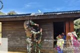 Satgas Yonif 511 pasang lampu tenaga surya untuk rumah warga di pedalaman Papua