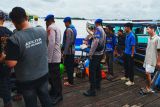 Enam penumpang kelotok tercebur terhantam ombak kapal di Sungai Barito