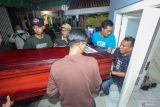 Warga mengusung peti jenazah Reno Syahputra Dewo setibanya di rumah duka di Kampung Malang Utara, Surabaya, Jawa Timur, Sabtu (8/11/2025). Jenazah Reno Syahputra Dewo yang teridentifikasi dari penemuan kerangka manusia di gedung Astra Credit Companies (ACC) di Kwitang, Jakarta Pusat yang diduga meninggal karena menjadi korban kebakaran saat kerusuhan di Kwitang tersebut telah tiba di rumah duka dan akan dimakamkan pada Minggu (9/11) di Tempat Pemakaman Umum (TPU) Putat Gede, Surabaya. ANTARA Jatim/Didik Suhartono/mas.