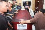 Warga mengusung peti jenazah Reno Syahputra Dewo setibanya di rumah duka di Kampung Malang Utara, Surabaya, Jawa Timur, Sabtu (8/11/2025). Jenazah Reno Syahputra Dewo yang teridentifikasi dari penemuan kerangka manusia di gedung Astra Credit Companies (ACC) di Kwitang, Jakarta Pusat yang diduga meninggal karena menjadi korban kebakaran saat kerusuhan di Kwitang tersebut telah tiba di rumah duka dan akan dimakamkan pada Minggu (9/11) di Tempat Pemakaman Umum (TPU) Putat Gede, Surabaya. ANTARA Jatim/Didik Suhartono/mas.
