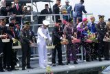 Danlanal Banyuwangi Letkol Laut (P) Muhamad Puji Santoso (keempat kiri) melaksanakan tabur bunga bersama Forkopimda Banyuwangi dari atas KAL Sembulungan 11-5-42 di Selat Bali,  Banyuwangi, Jawa Timur, Senin (10/11/2025). Memperingati Hari Pahlawan 2025, TNI AL bersama Forkopimda setempat melaksanakan tabur bunga di laut untuk mengenang jasa para pahlawan yang telah gugur. Antara Jatim/Budi Candra Setya/um
