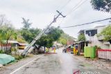 Angin kencang terjang Bima, enam rumah rusak dan tiang listrik roboh