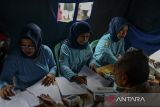 Petugas kesehatan mengisi lembar skrining TBC kepada warga di Kota Serang, Banten, Minggu (9/11/2025). Kegiatan yang digagas Kementerian Kesehatan tersebut merupakan program kampanye temukan Tuberkulosis, obati sampai sembuh (Toss TBC) sebagai upaya untuk mengetahui kesehatan warga sekaligus mencegah penularan penyakit TBC sejak dini. ANTARA FOTO/Muhammad Bagus Khoirunas/gp