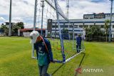 Petugas memindahkan gawang saat persiapan kompetisi sepakbola disabilitas intelektual di Stadion Sidolig, Bandung, Jawa Barat, Senin (10/11/2025). Tim dari Special Olympics Asia Pasific melakukan pemeriksaan lapangan Stadion Sidolig yang menjadi lokasi kompetisi sepakbola disabilitas intelektual dengan diikuti oleh enam negara dari Asia Tenggara yang digelar pada 10 hingga 14 November mendatang. ANTARA FOTO/Raisan Al Farisi/agr
