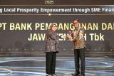 Bank Jateng raih penghargaan Pionir Pembiayaan di CNN Indonesia Awards 2025