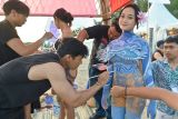 Seniman melukis pada tubuh model dalam rangkaian Sanur Village Festival 2025 di Denpasar, Bali, Sabtu (8/11/2025). Kegiatan itu diselenggarakan untuk mengapresiasi kreativitas puluhan seniman dari berbagai komunitas seni sekaligus menjadi daya tarik bagi para wisatawan yang berkunjung ke kawasan wisata Sanur. ANTARA FOTO/Fikri Yusuf/wsj.