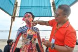 Seniman melukis pada tubuh model dalam rangkaian Sanur Village Festival 2025 di Denpasar, Bali, Sabtu (8/11/2025). Kegiatan itu diselenggarakan untuk mengapresiasi kreativitas puluhan seniman dari berbagai komunitas seni sekaligus menjadi daya tarik bagi para wisatawan yang berkunjung ke kawasan wisata Sanur. ANTARA FOTO/Fikri Yusuf/wsj.