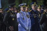 Kepala Staf Angkatan Darat (Kasad) Jenderal TNI Maruli Simanjuntak (kiri), Kasal Laksamana TNI Muhammad Ali (tengah), Kepala Staf Angkatan Udara (Kasau) Marsekal TNI Mohamad Tonny Harjono (kanan) mengikuti Upacara Ziarah Nasional dan Renungan Suci Hari Pahlawan 2025 di Taman Makam Pahlawan Nasional Utama Kalibata, Jakarta, Senin (10/11/2025). Kegiatan yang digelar sebagai rangkaian peringatan Hari Pahlawan 2025 tersebut mengusung tema Pahlawanku Teladanku, Terus Bergerak, Melanjutkan Perjuangan. ANTARA FOTO/Galih Pradipta/sgd
