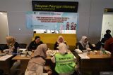 Petugas dari Balai Besar Kekarantinaan Kesehatan Surabaya membuka layanan cek kesehatan gratis di Bandara Dhoho Kediri, Jawa Timur, Senin (10/11/2025). Cek kesehatan gratis di bandara tersebut sebagai upaya sosialisasi pemanfaatan aplikasi Satu Sehat dari Kementerian Kesehatan yang mampu menghubungkan informasi berbagai fasilitas kesehatan sehingga memungkinkan pengguna mengakses data kesehatan pribadi secara mandiri. Antara Jatim/Prasetia Fauzani/um