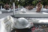 Sejumlah anggota pramuka berdoa dan menaburkan bunga ke pusara saat peringatan Hari Pahlawan di Taman Makam Pahlawan Taruna Daan Mogot, Kota Tangerang, Banten, Senin (10/11/2025). Peringatan Hari Pahlawan Nasional 2025 bertema Pahlawan Teladanku, Terus Bergerak, Melanjutkan Perjuangan. ANTARA FOTO/Putra M. Akbar/gp