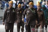 Sejumlah veteran berjalan untuk mengikuti upacara peringatan Hari Pahlawan di Taman Makam Pahlawan Taruna Daan Mogot, Kota Tangerang, Banten, Senin (10/11/2025). Peringatan Hari Pahlawan Nasional 2025 bertema Pahlawan Teladanku, Terus Bergerak, Melanjutkan Perjuangan. ANTARA FOTO/Putra M. Akbar/gp