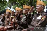Sejumlah veteran memberi hormat saat mengikuti upacara peringatan Hari Pahlawan di Taman Makam Pahlawan Taruna Daan Mogot, Kota Tangerang, Banten, Senin (10/11/2025). Peringatan Hari Pahlawan Nasional 2025 bertema Pahlawan Teladanku, Terus Bergerak, Melanjutkan Perjuangan. ANTARA FOTO/Putra M. Akbar/gp
