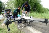 Tim drone sprayer PT Petrokimia menuangkan adonan obat pembasmi gulma untuk disemprotkan dari udara di atas ladang tanaman tebu di Tanggunggunung, Tulungagung, Jawa Timur, Selasa (11/10/2025). Jasa penyemprotan udara untuk menebar pupuk ataupun obat pembasmi gulma tanaman menjadi pilihan petani karena biayanya murah, yakni Rp250 ribu per hektare, dan lebih efisien waktu ketimbang menggunakan tenaga manusia. ANTARA Jatim/Destyan Sujarwoko/mas.