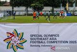 Pesepakbola disabilitas intelektual putra dari Indonesia Najib Ikmal (kedua kanan) melewati pesepakbola disabilitas intelektual putra Thailand Thanakorn Saeyang (ketiga kanan) pada babak pengelompokan Kompetisi Disabilitas Intelektual di Stadion Sidolig, Bandung, Jawa Barat, Selasa (11/11/2025). Special Olympics Southeast Asia menggelar kompetisi sepak bola tujuh pemain yang diikuti 132 atlet disabilitas intelektual dari enam negara Asia Tenggara untuk memberikan kesempatan bagi mereka meraih prestasi di bidang olahraga. ANTARA FOTO/Raisan Al Farisi/agr