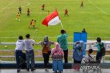 Penonton menyaksikan babak pengelompokan dalam ajang Kompetisi Disabilitas Intelektual antara pesepakbola disabilitas intelektual putri Indonesia (kuning) melawan pesepakbola disabilitas intelektual putri Malaysia (merah) di Stadion Sidolig, Bandung, Jawa Barat, Selasa (11/11/2025). Special Olympics Southeast Asia menggelar kompetisi sepak bola tujuh pemain yang diikuti 132 atlet disabilitas intelektual dari enam negara Asia Tenggara untuk memberikan kesempatan bagi mereka meraih prestasi di bidang olahraga. ANTARA FOTO/Raisan Al Farisi/agr